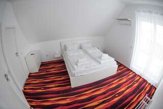 Отели типа «постель и завтрак» Vivo House Тыргу-Муреш Номер Делюкс с кроватью размера «king-size» и ванной-4